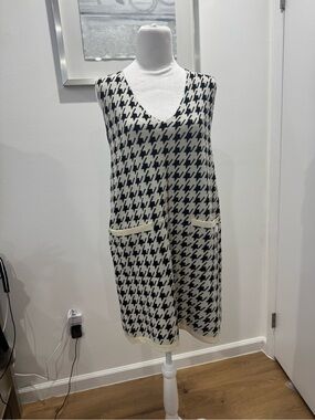 Black and Cream Houndstooth V-Neck Knit Dress